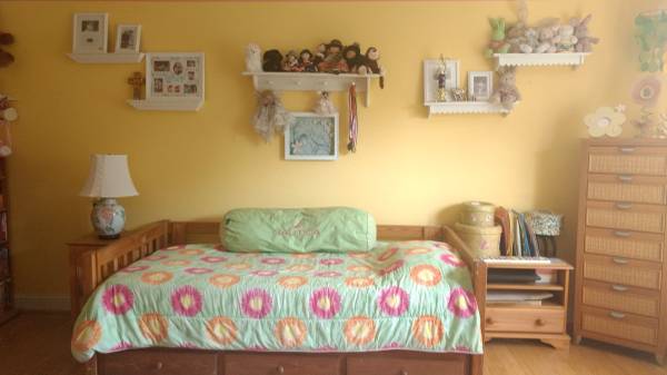 Twin Comforter Includes Matching Twin Size sheet set. 1