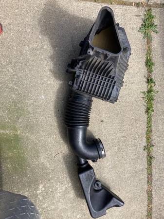 Dodge Challenger Air cleaner Box w/Air Duct 1