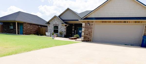 $364,999 / 4br - 2208ft2 - FOR SALE : 1408 Monarch Drive, McAlester, OK, 74501 (Green Meadows)63982278124802121