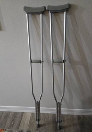ADJUSTABLE CRUTCHES 1