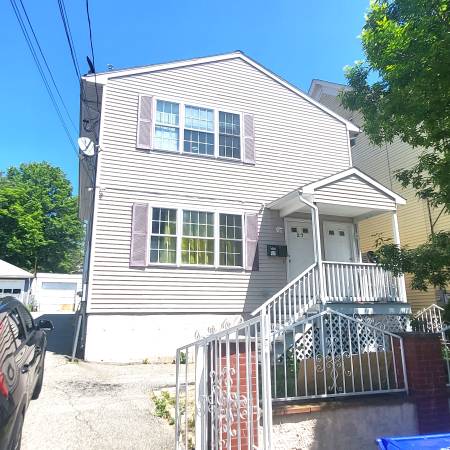 **Providence/Smith Hill - Three Bed/1.5 Bath - $2,195** 1
