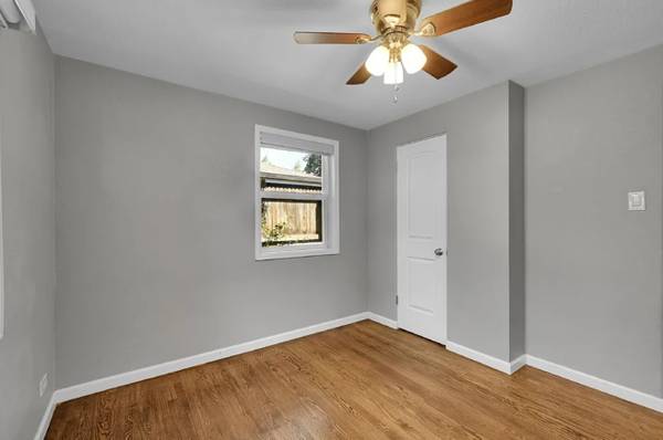 $900 / 2br - Este hogar de 2 dormitorios amplios y 1 baño en alquiler (1655 Yosemite St, Denver, CO)63679423866371124
