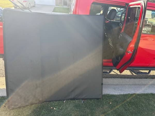Tyger Jeep Gladiator truck bed cover 1