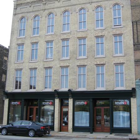 $1,733 / 1000ft2 - HISTORIC WALKER'S POINT STOREFRONT64152183871362120