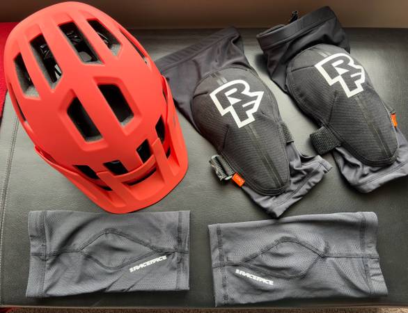 Brand New/Never Worn: SMITH HELMET W/MIPS AND RACEFACE BODY PADS 1