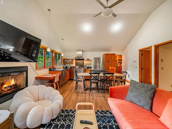 $220 / 4br - 2003ft2 - Enjoy the outdoors surrounded by gorgeous native landscape (Cannon Beach)63999453837954123