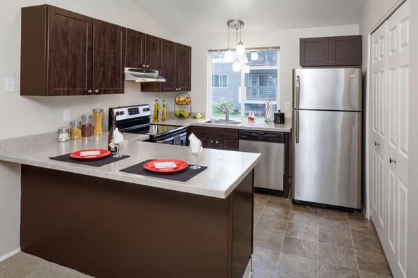 $1,795 / 2hab - 870ft2 - Piso superior, 2 habitaciones 1 baño, chimenea de leña, electrodomésticos de acero inoxidable (Tigard)63672547749633122