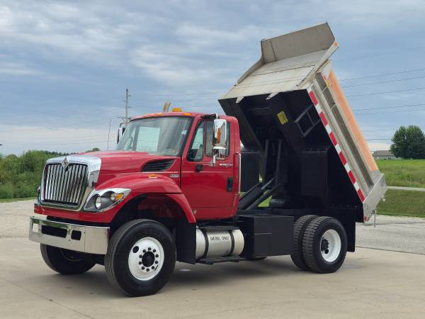 2011 International 7400 DT466 HD - Photo 10