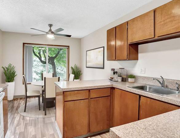 $1,595 / 2br - TOUR & GET $300 in SAVINGS+ Miles of Hiking Trails, 24/7 Laundry Room (Milwaukie Heights)63870109412737122