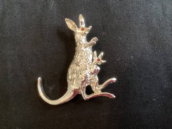 Kangaroo with baby brooch 1
