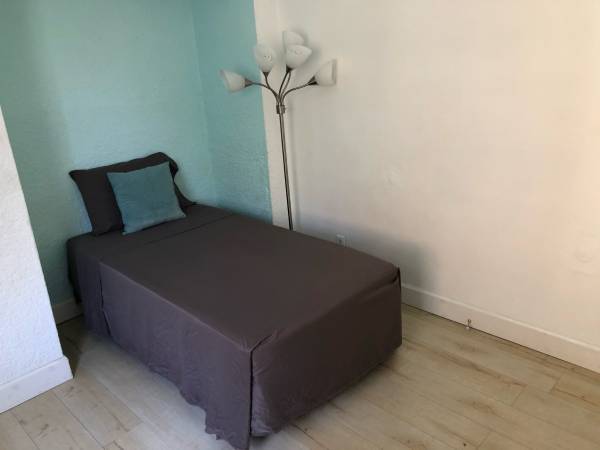 USC Student intern or student Remodeled Room nea rCampus 1