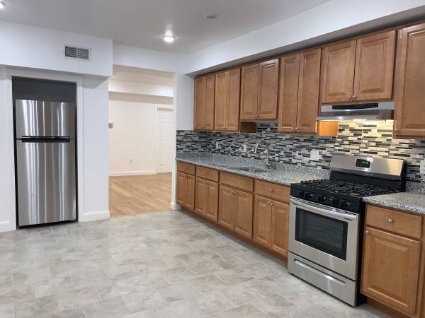 $3,100 / 3br - MALDEN/BOSTON BRILLANTE 3 HABITACIONES - RENOVADO Y DE GRAN TAMAÑO-63620479991043121