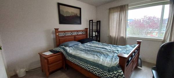 Clean quiet bedroom ensuite , Canada line 1