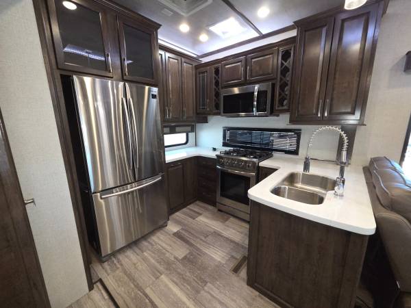 2021 Dutchmen Yukon 399ml *king bed * 2 a/c's *washer/dryer hookups 1