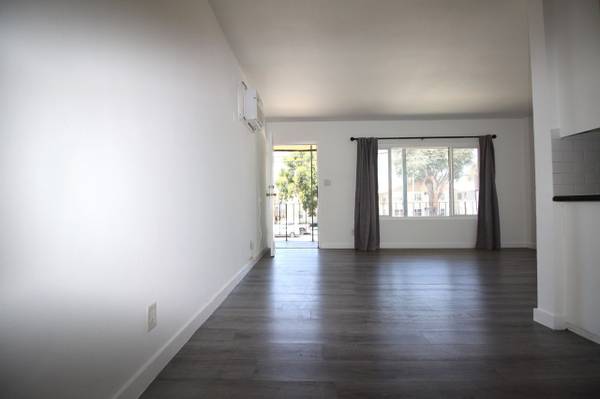 $1,295 / 1br - 300ft2 - 7346 Woodman Ave Unit 7346-5, (Van Nuys)63876484623361121