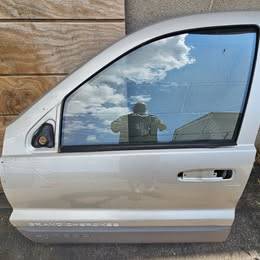 1999-2004 Jeep Grand Cherokee Driver Door With Glass 1