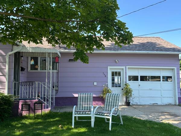 2/1 w/AC, Beautifully Remodeled, 1 block to Sunset Beach/Park 1