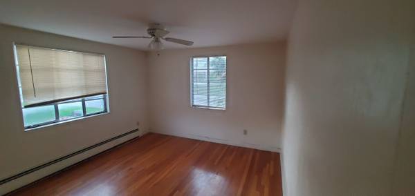 $1,250 / 121ft2 - SPACIOUS unfurnished Corner Room on MBTA line. UTILS INCLUDED. On site PARKING. (Woburn 4 Corners)63856446647811120