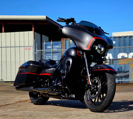 Clean! Loaded! 2018 Harley CVO Street Glide - 12,137  Miles! 1