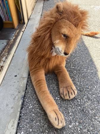 Melissa and Doug large life-like lion 1