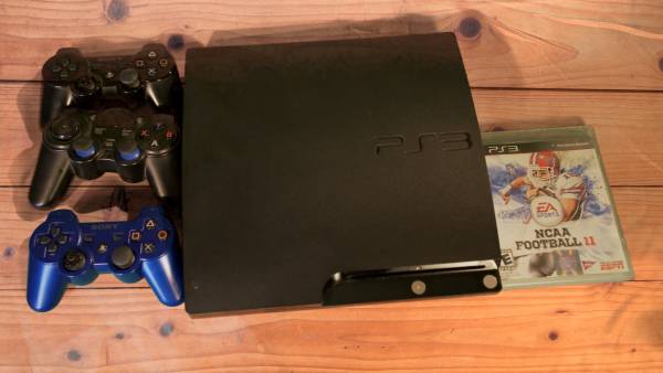 PlayStation 3 (PS3) 500GB w/ 3 Controllers & NCAA Football