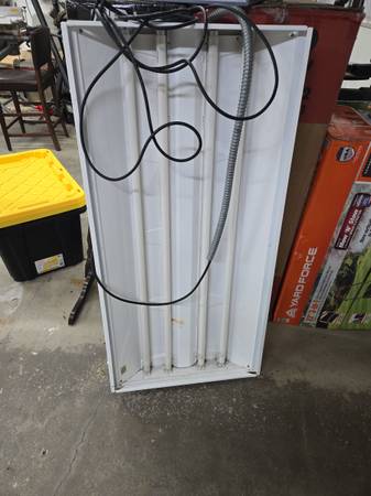 Shop light with grow bulbs 1