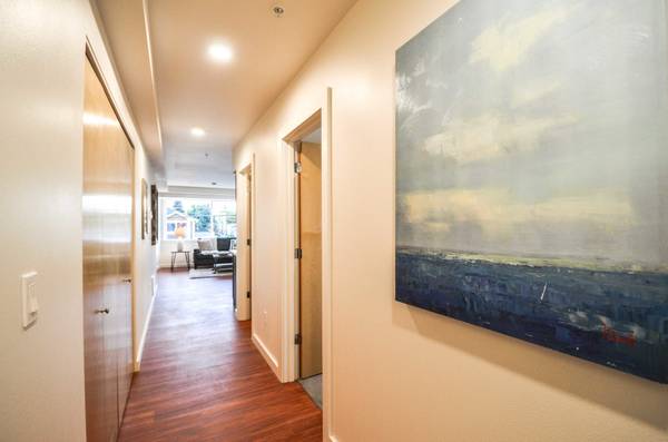 $2,199 / 1br - 723ft2 - Vivienda de 1 dormitorio en piso superior con aire acondicionado portátil y lavadora y secadora (West Seattle)63814660965123123