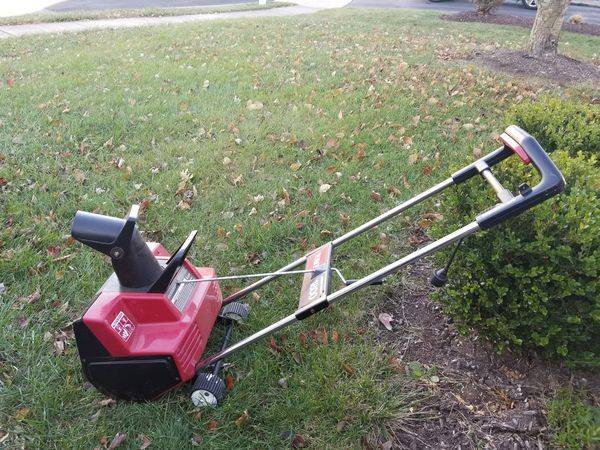 electric snow thrower--great for townhouses & small areas 1