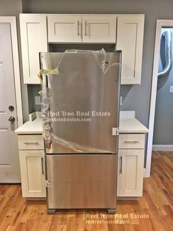 $2,900 / 2br - Renovated 2 bed in Watertown w/ laundry in unit and parking!!63802096963715122