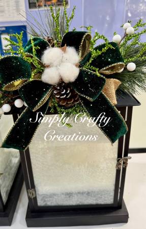 Green holiday lantern with flameless candle 1