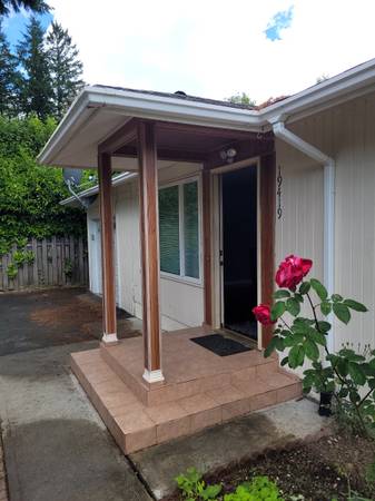 $3,200 / 3br - 3 bd, 1 bath house with large yard (Redmond)63944961515394121