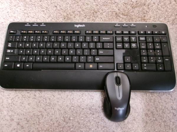 * LOGITECH WIRELESS MK520 Keyboard and M510 Mouse. New batteries. 1