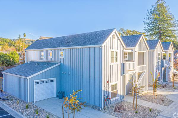 $3,049 / 2br - 1379ft2 - RARE 2x2 TOP FLOOR, VAULTED CEILINGS, SKYLIGHTS,FULL SIZE W/D (santa rosa)63938498888962121