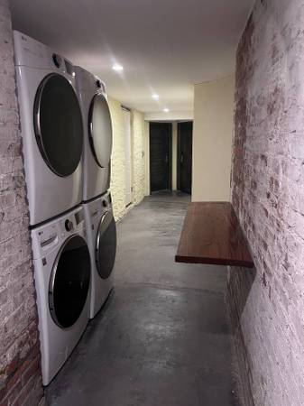 $1,350 / 3br - 85ft2 - Habitación soleada en Bushwick con salida de emergencia (Bushwick)63698533681537122