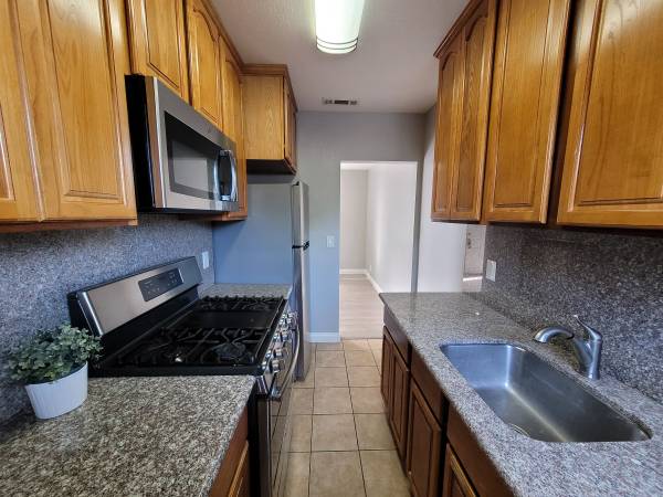 $1,695 / 1br - 450ft2 - Open Sunday 10/12: Ground Floor 1bd/1bth w/Garage & W/D (hayward / castro valley)63994100263043121