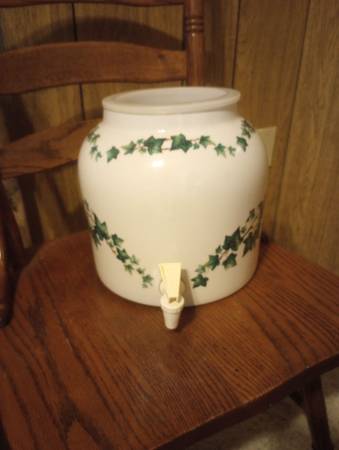 Counter top water dispenser. Can hold your 3 or 5 gallon water bottle( not inclu 1