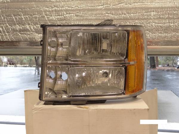 08 GMC Headlight 1
