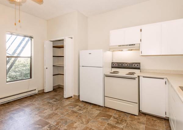 $1,099 / 1br - GET MOVING- READY NOW - Updated 1 Bedroom - On-Site Laundry Facility (Goose Hollow on 14th)63999314935171123