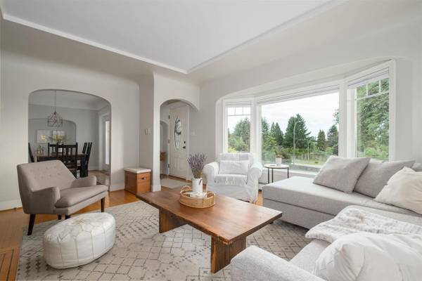 Charming 3 Bed + 2 Bath Rental in North Vancouver – Character & Modern 1