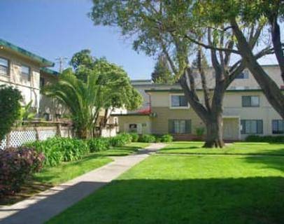 $2,620 / 2br - Custom Cabinets, Corner Unit, Private Garages, On-Site Management63668095478913124