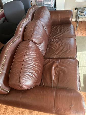 Bonito sofá de cuero y sillón individual - $1 (Merced)63470291443203121