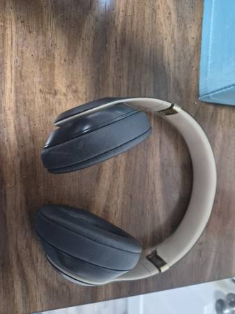 Beats Studio 3 - Used - Relatively good condition 1