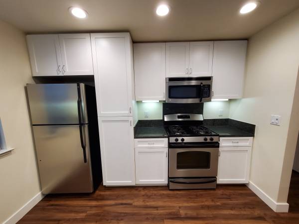 $5,611 / 3br - 1643ft2 - Casa de 3 dormitorios y 2 baños en un barrio amigable con mascotas con piscina (santa clara)63880131932673122