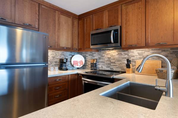 $1,200,000 / 2br - 763ft2 - Total Ocean Front Remodeled and Furnished Condo (Kailua Kona)63939663014275123