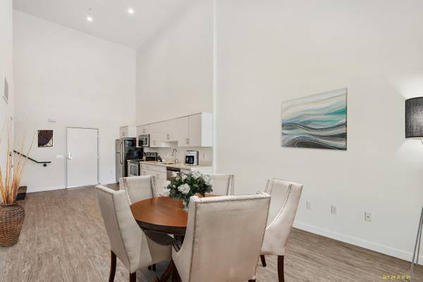 $3,285 / 2br - 938ft2 - Nest Thermostat ~ 1 Month Free ~ Newer 2 Bedroom Loft in Glendale (Glendale)63953080442243124