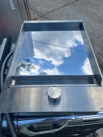JEF3115GS Jennair griddle new out of box. 1