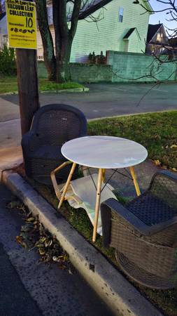 2x Glider Chairs + Small Table 1