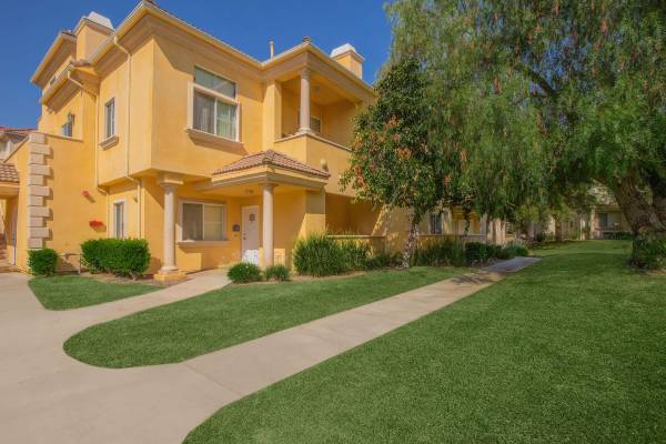 $2,949 / 2br - 1179ft2 - Crunchy Leaves, Fresh Start 🍁 Townhomes Ready for Move-In (17621 W. Pauline Ct., Los Angeles, CA)63998153256451122
