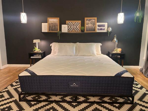 Dreamcloud hybrid queen mattress 1