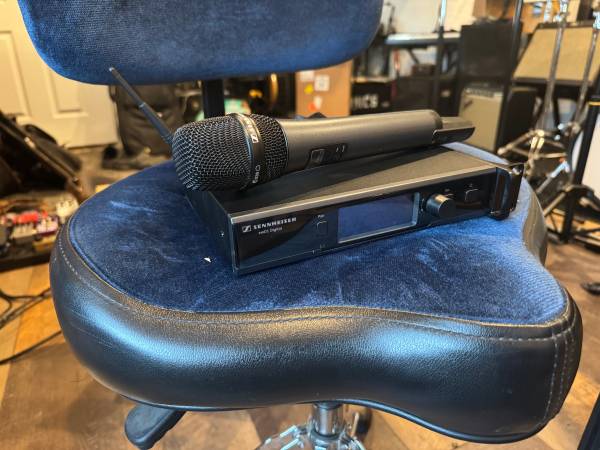 Sennheiser EW-D1 digital wireless microphone 1
